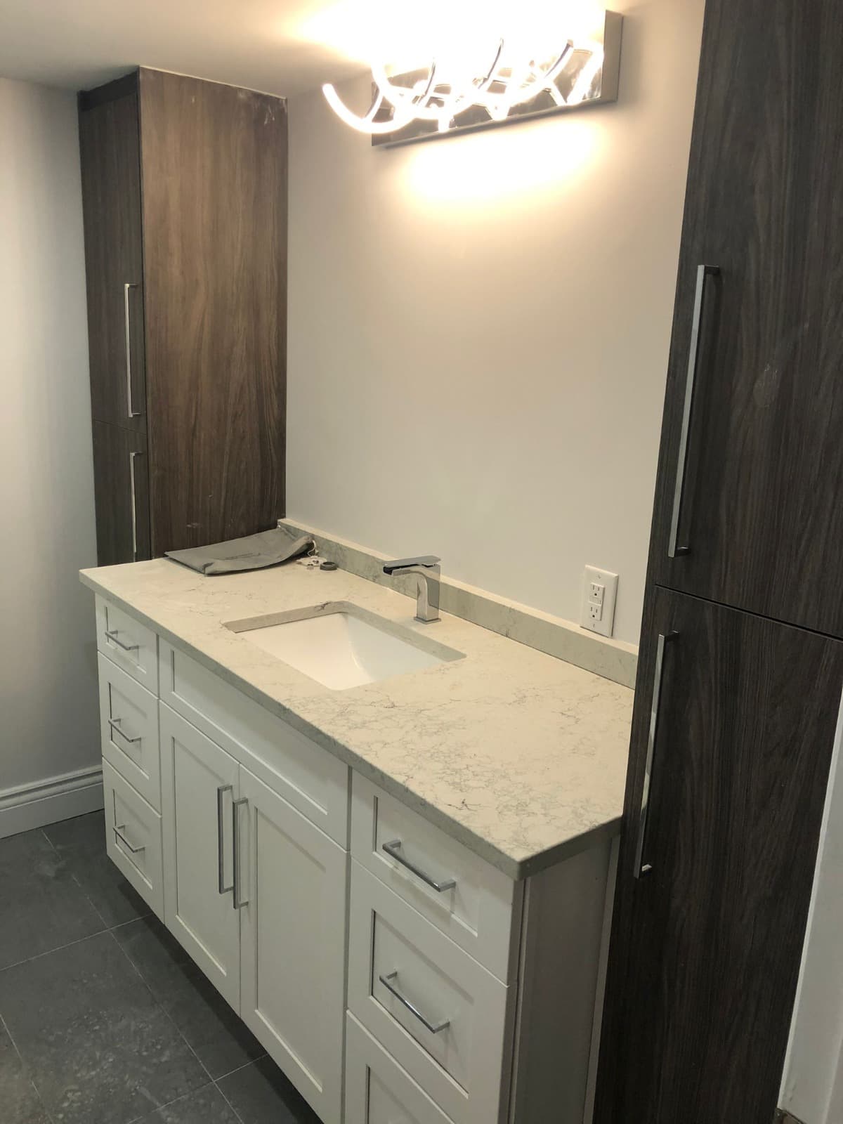 Vanité de salle de bain shaker blanc avec comptoir en quartz et tours en bois