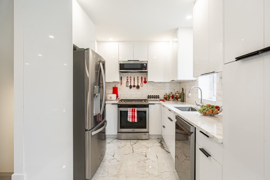 Cuisine compacte blanc laqué avec métro carrelage et plancher en marbre