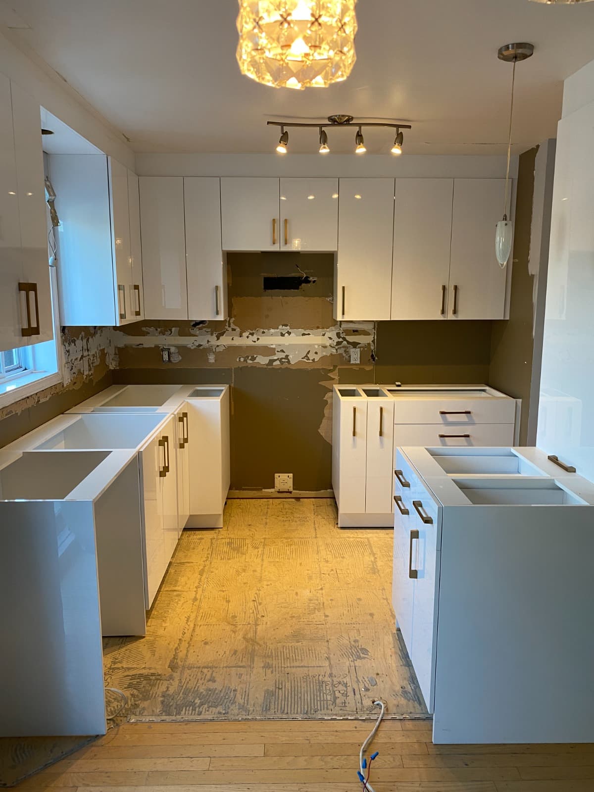 Rénovation de cuisine en U avec armoires blanc laqué
