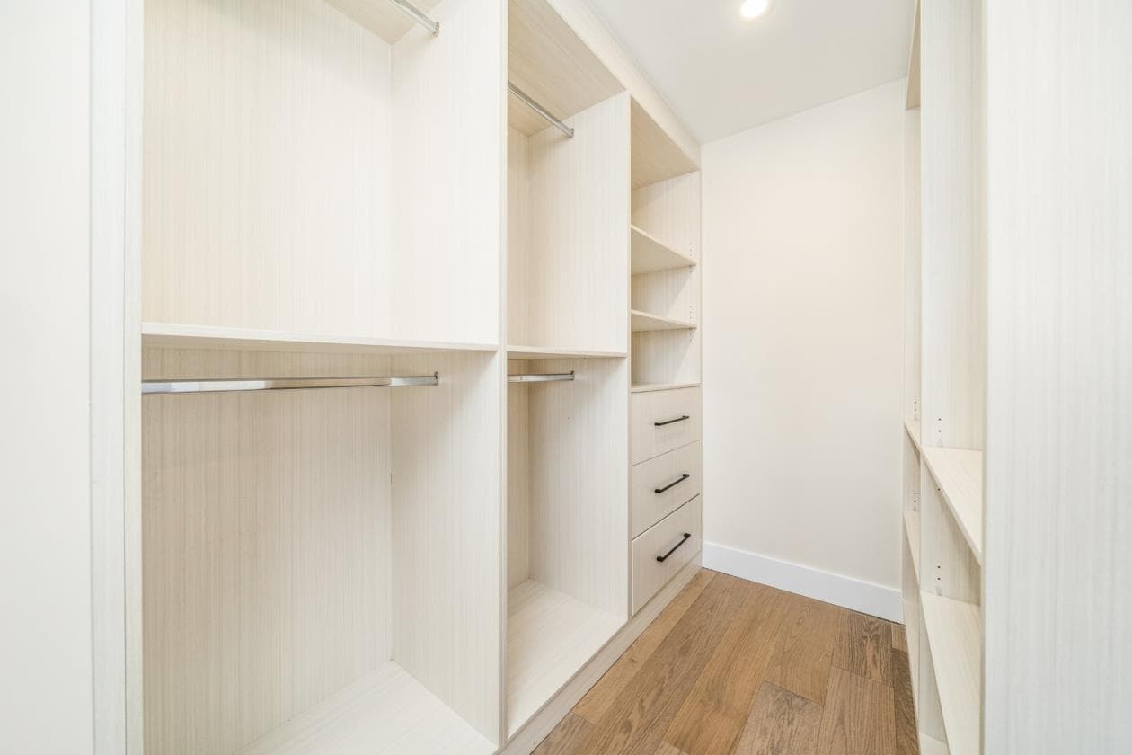 Dressing sur mesure en bois clair avec tablettes ouvertes