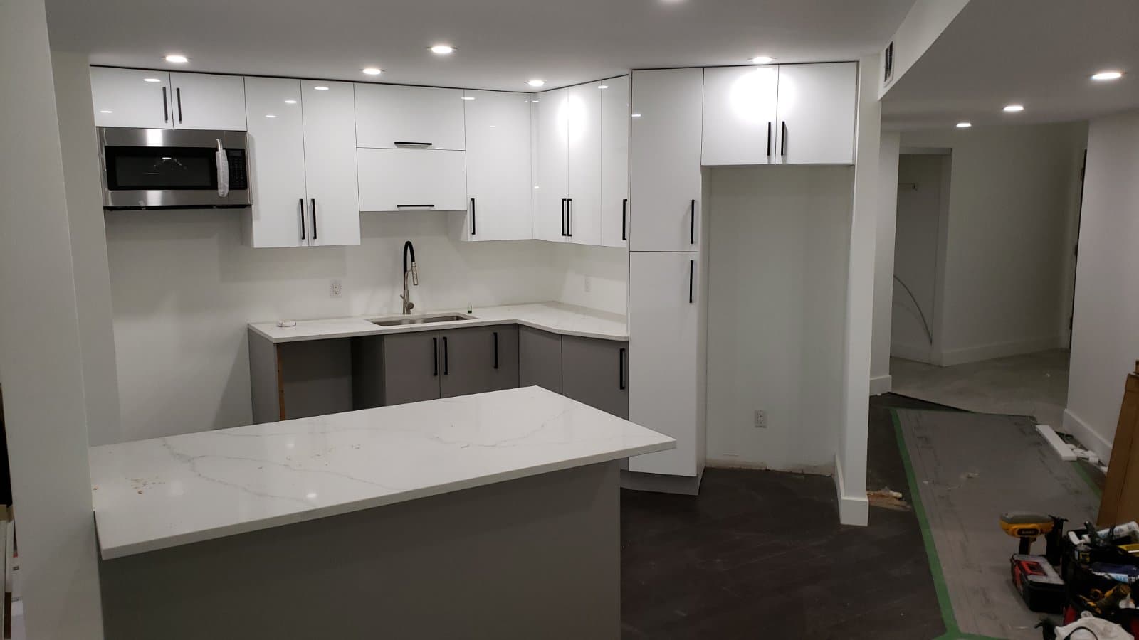 Cuisine bicolore blanc et gris avec péninsule en quartz calacatta
